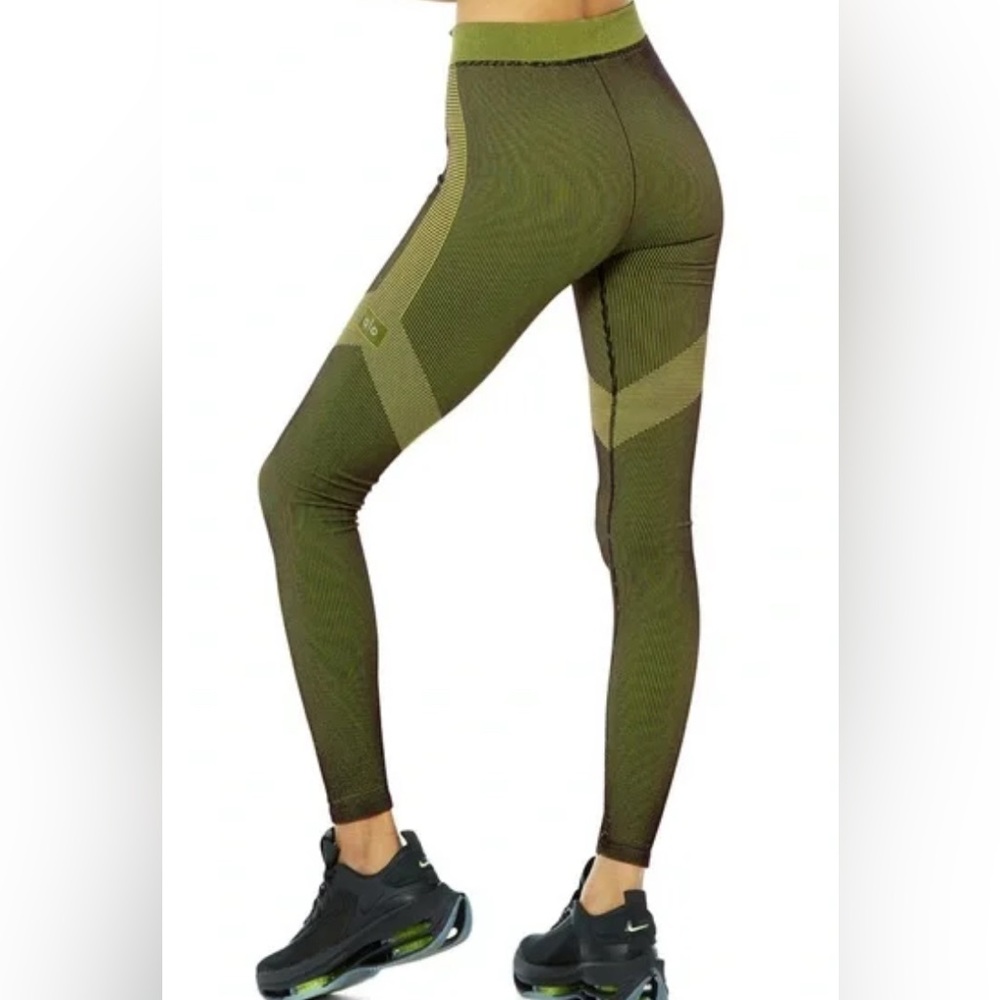 ALO Yoga Illusion Seamless Leggings High Rise in Green Black.